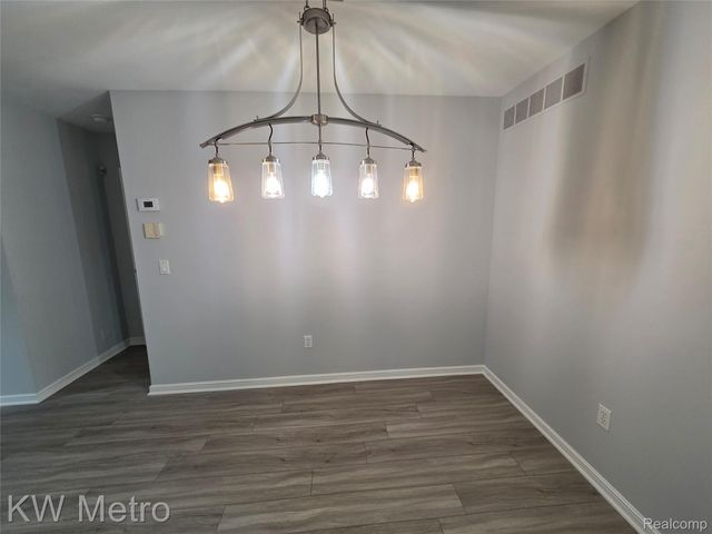 6680 Ridgefield Circle Circle 104, West Bloomfield Charter Township, MI 48322