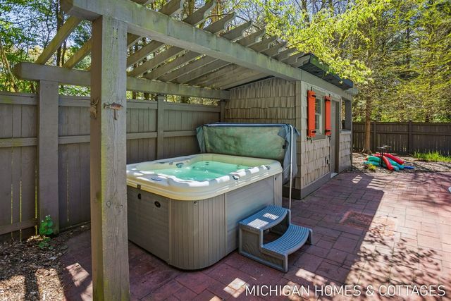 3255 Lake Trail Drive, Saugatuck, MI 49453