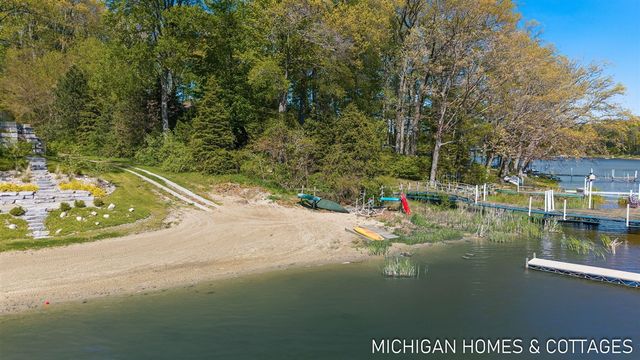 3255 Lake Trail Drive, Saugatuck, MI 49453