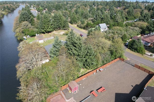 697 Island Circle SE, Ocean Shores, WA 98569