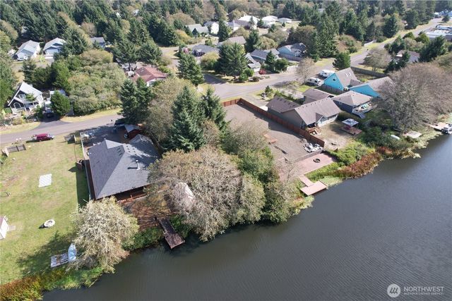 697 Island Circle SE, Ocean Shores, WA 98569