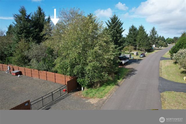 697 Island Circle SE, Ocean Shores, WA 98569