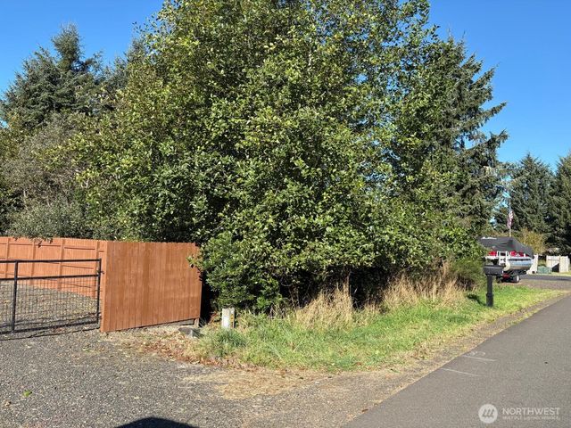 697 Island Circle SE, Ocean Shores, WA 98569