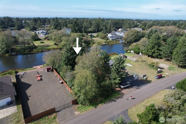 697 Island Circle SE, Ocean Shores, WA 98569