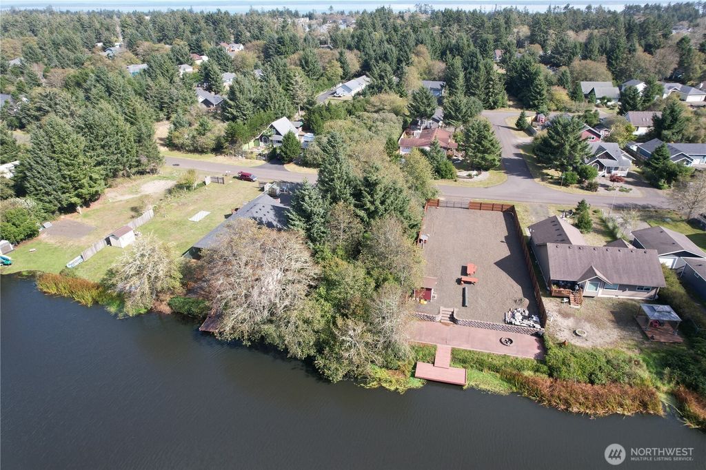 697 Island Circle SE, Ocean Shores, WA 98569