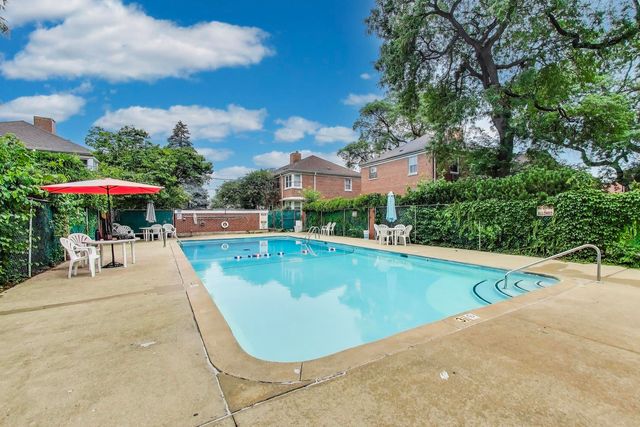 6555 N Damen Avenue 2, Chicago, IL 60645