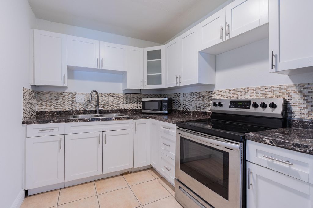 9459 SW 76th Street R8, Miami, FL 33173
