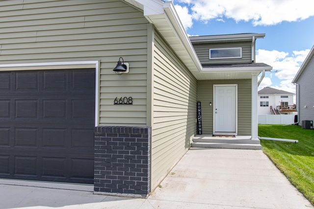 6608 27th Street S, Fargo, ND 58104