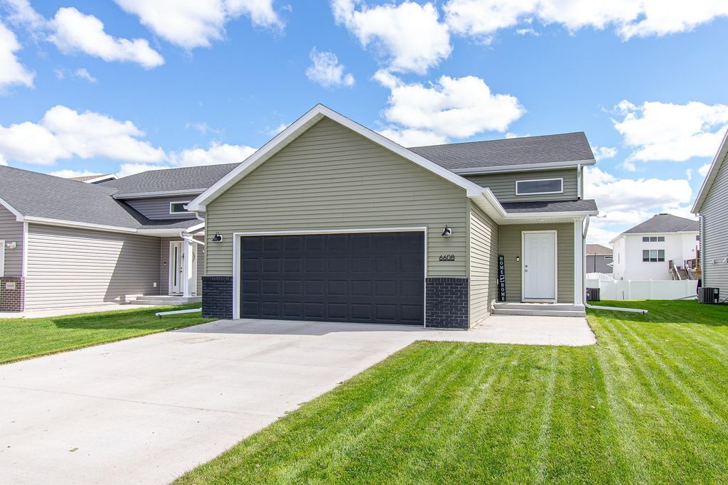 6608 27th Street S, Fargo, ND 58104