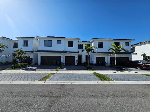 10824 SW 232nd Ter ., Homestead, FL 33032