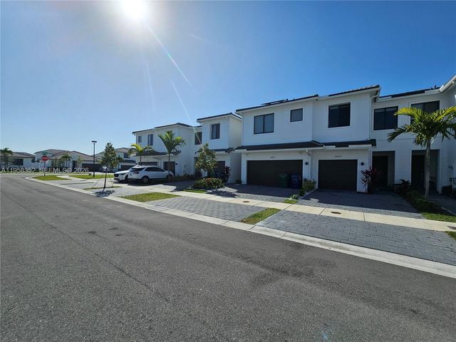 10824 SW 232nd Ter ., Homestead, FL 33032