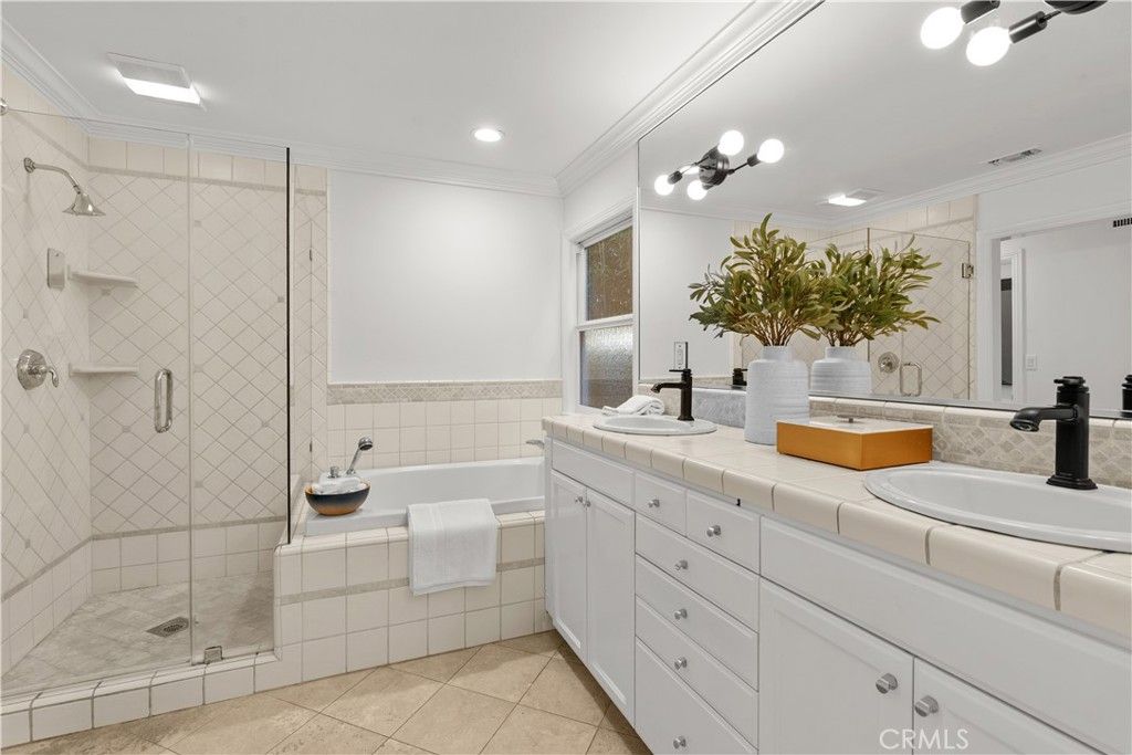 Image 17 of property listing at 1412 Vivian Lane, Newport Beach, CA 92660
