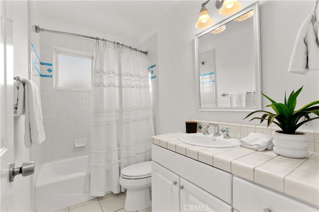 Image 19 of property listing at 1412 Vivian Lane, Newport Beach, CA 92660