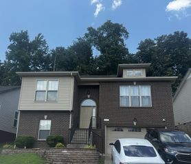 625 Hidden Valley Dr, Clarksville, TN 37040