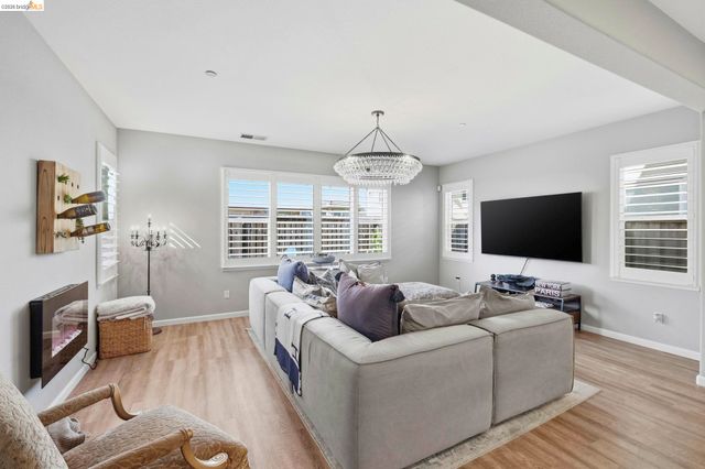 369 Parkfield Way, Oakley, CA 94561