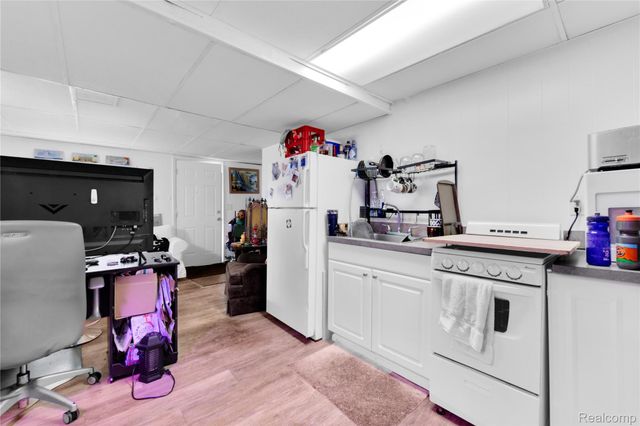 2952 PRYNNE Street, Keego Harbor, MI 48320