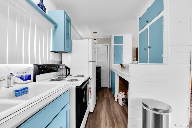 2952 PRYNNE Street, Keego Harbor, MI 48320