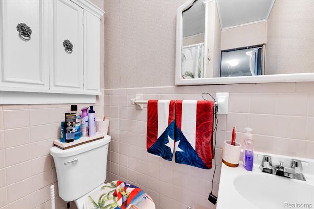 2952 PRYNNE Street, Keego Harbor, MI 48320