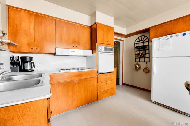 2952 PRYNNE Street, Keego Harbor, MI 48320