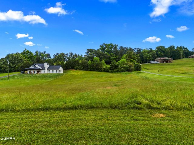 13 County Line Road, Dandridge, TN 37725