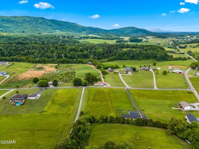 13 County Line Road, Dandridge, TN 37725