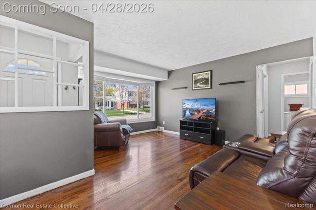 1232 N Stephen Avenue, Clawson, MI 48017