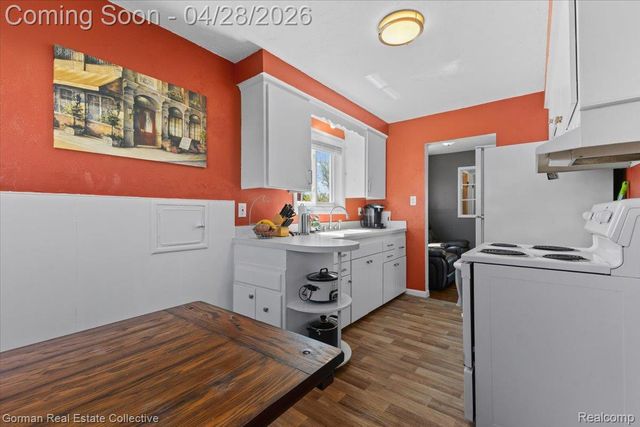 1232 N Stephen Avenue, Clawson, MI 48017