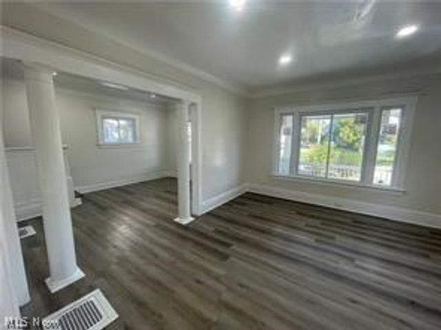 10404 South Boulevard, Cleveland, OH 44108