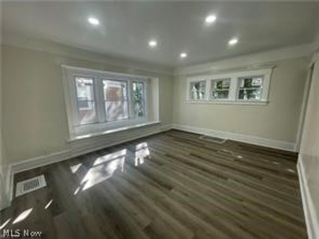 10404 South Boulevard, Cleveland, OH 44108