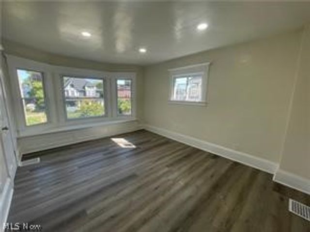 10404 South Boulevard, Cleveland, OH 44108