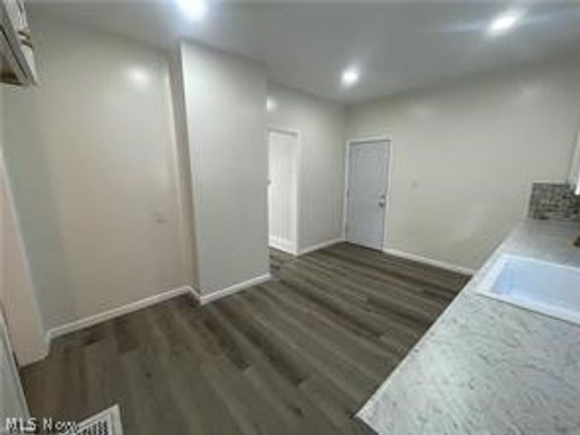 10404 South Boulevard, Cleveland, OH 44108