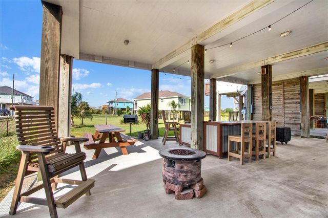 955 Driftwood Drive, Crystal Beach, TX 77650