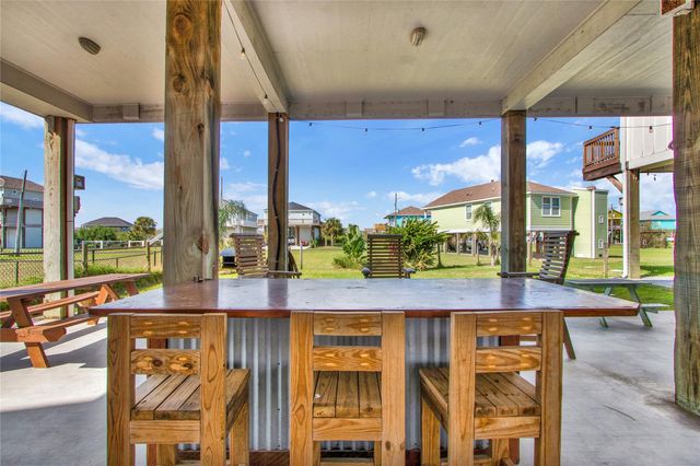 955 Driftwood Drive, Crystal Beach, TX 77650