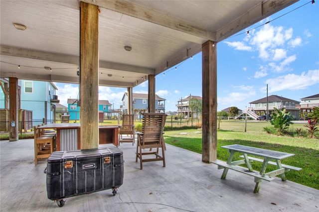955 Driftwood Drive, Crystal Beach, TX 77650