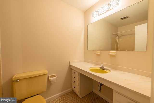 2 GRAHAM CT, Newark, DE 19711