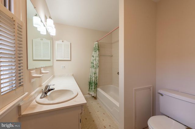 2 GRAHAM CT, Newark, DE 19711