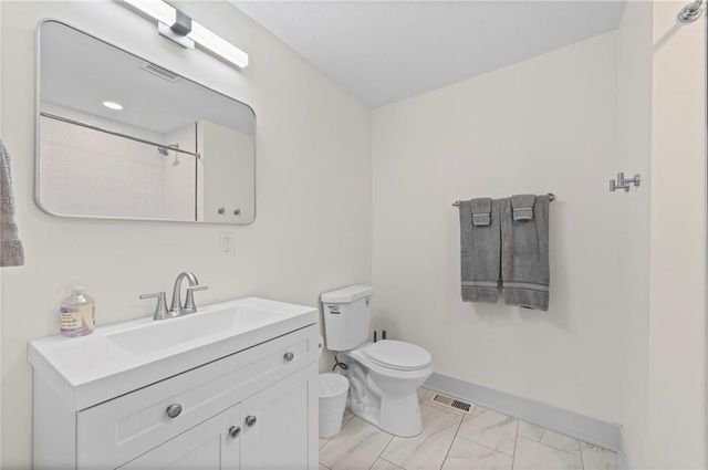 20 E 32nd Street, Kansas City, MO 64111