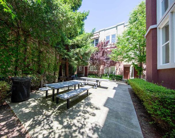 640 Plaza Pl, Hayward, CA 94541