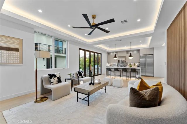 3932 S Minerva Avenue, Los Angeles, CA 90066