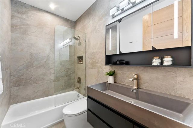 3932 S Minerva Avenue, Los Angeles, CA 90066