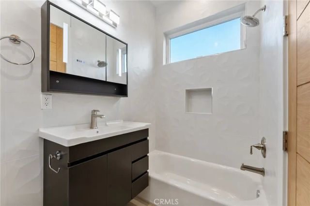 3932 S Minerva Avenue, Los Angeles, CA 90066