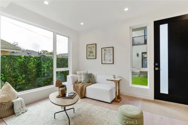 3932 S Minerva Avenue, Los Angeles, CA 90066