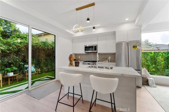 3932 S Minerva Avenue, Los Angeles, CA 90066