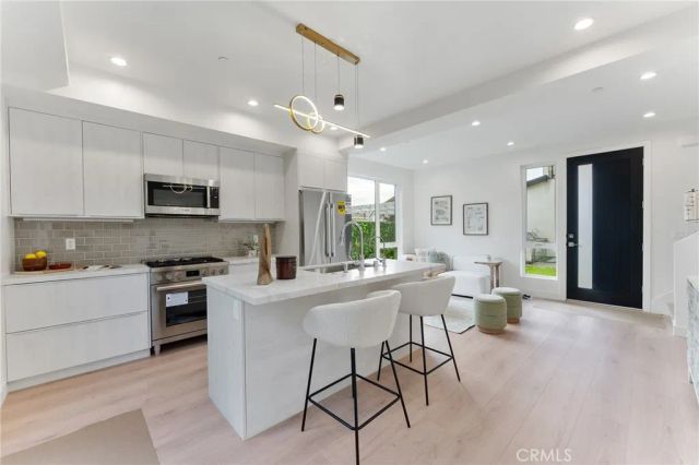 3932 S Minerva Avenue, Los Angeles, CA 90066