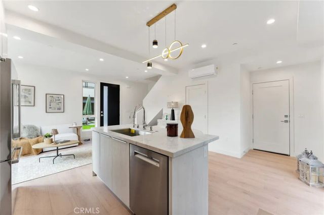 3932 S Minerva Avenue, Los Angeles, CA 90066