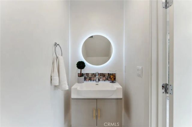 3932 S Minerva Avenue, Los Angeles, CA 90066