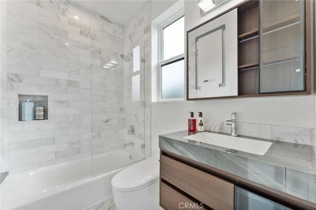 3932 S Minerva Avenue, Los Angeles, CA 90066