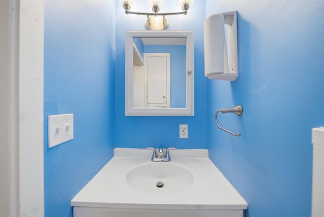 58 President Road, Manchester, NH 03103