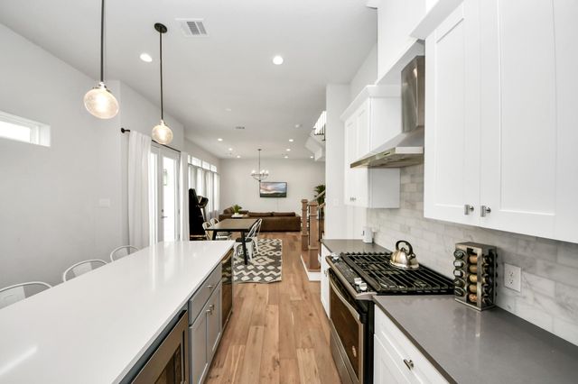 1223 W 16th Street B, Houston, TX 77008