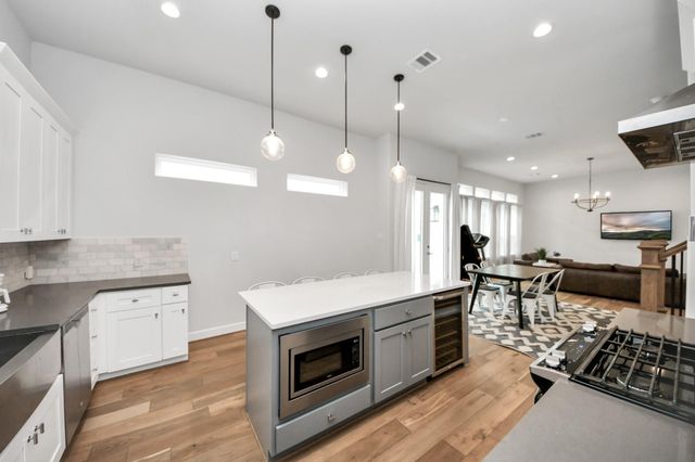 1223 W 16th Street B, Houston, TX 77008